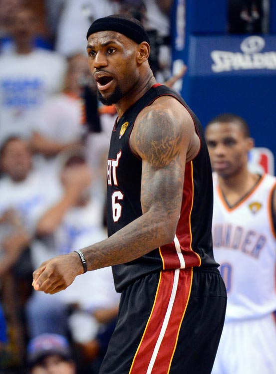 欧文突破防守送出制胜助攻（欧文突破重围奉上致胜助攻）