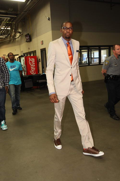 尤文全队和球迷一起出现在登机口，斯帕莱蒂和球迷们友好互动（尤文全队与球迷同现登机口，斯帕莱蒂现场亲切互动）