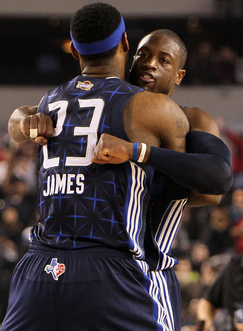 被球迷喷得退出国家队的吴曦，其实是郑智后最强后腰，场上也很拼（因球迷质疑一度退出国足的吴曦，其实是郑智之后最强后腰，场上拼劲十足）