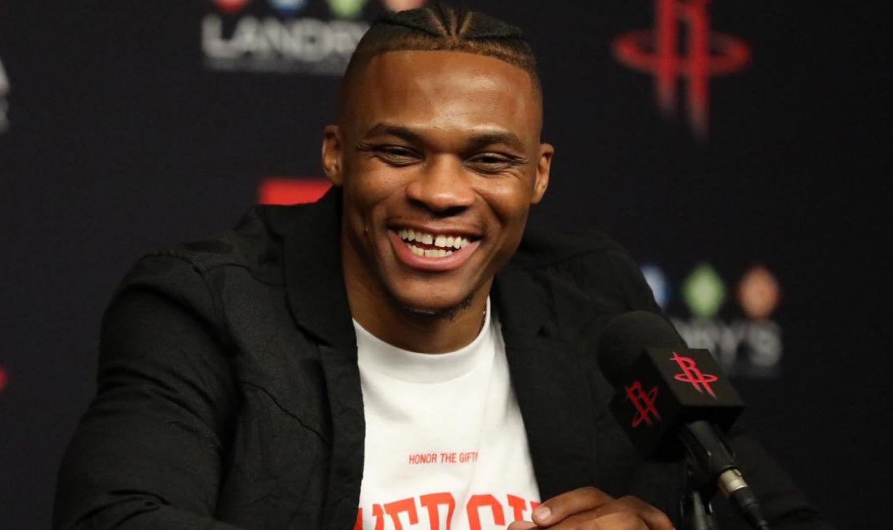 公牛半场三分13中3，吉迪10+5+5咬住比分（公牛半场外线手冷13投3中，吉迪10分5板5助紧咬比分）