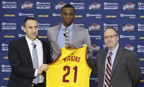 周日西甲裁判：胡安-马丁内斯执法皇马，阿尔韦罗拉执法巴萨（周日西甲裁判安排：胡安-马丁内斯吹罚皇马，阿尔韦罗拉吹罚巴萨）